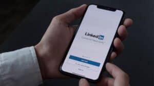 myway digital blog social selling auf linkedin hand hält mobiltelefon mit linkedin app offen